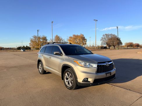 Used 2014 Toyota Highlander XLE image 25