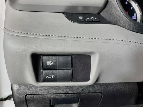 Used 2022 Toyota Highlander LE FWD image 13