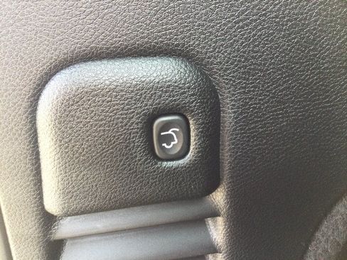 Used 2018 Jeep Grand Cherokee Altitude AWD/4WD image 17