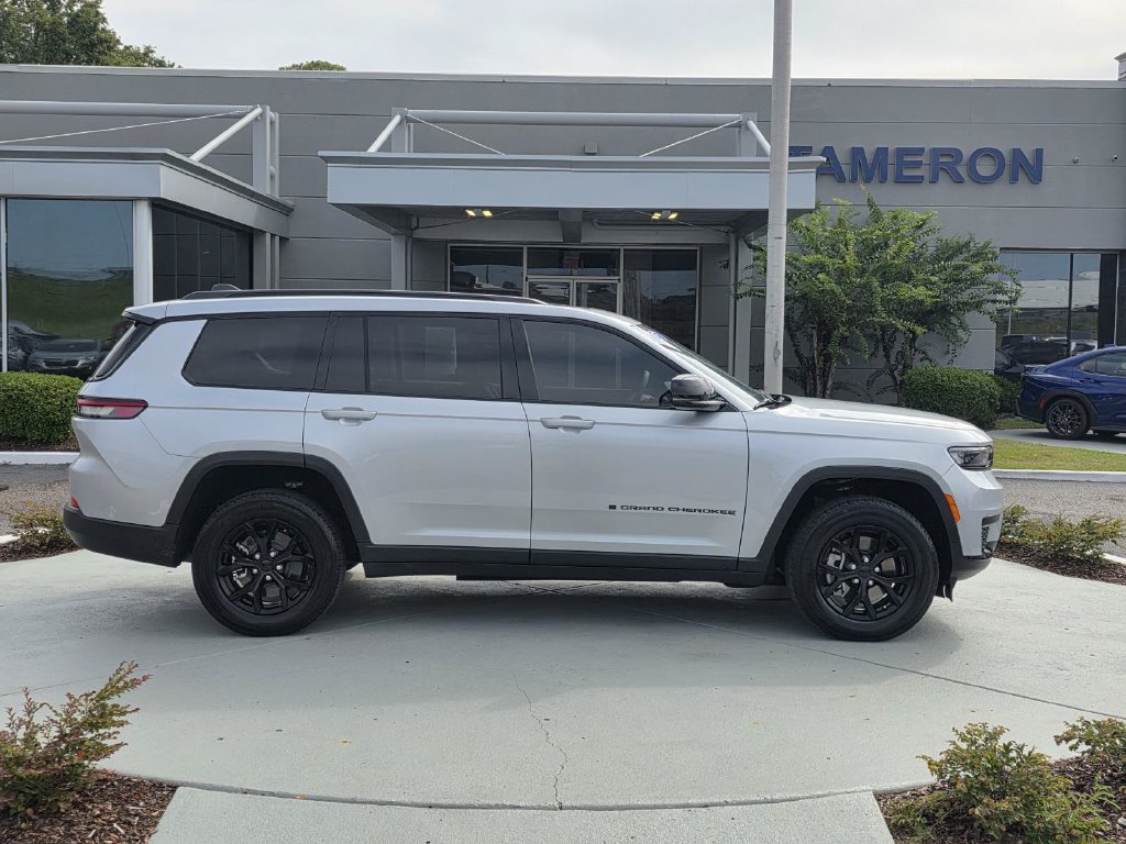 Used 2025 Jeep Grand Cherokee L Altitude RWD image 35