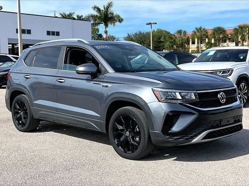 Certified 2022 Volkswagen Taos SE w/ Panoramic Sunroof Package image 2