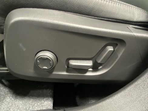 Certified 2025 Volvo XC40 B5 Ultra w/ Protection Package Premier image 11