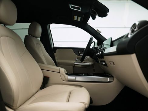 Used 2025 Mercedes-Benz GLB 250 4MATIC image 25