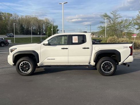 Used 2025 Toyota Tacoma TRD Off-Road image 2