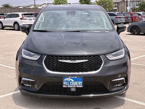 Used 2023 Chrysler Pacifica Touring-L FWD image 13