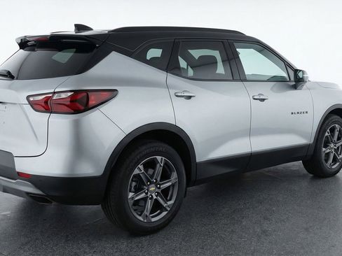Used 2025 Chevrolet Blazer LT FWD image 9