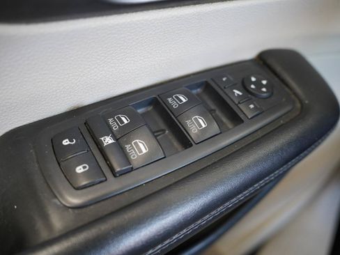 Used 2018 Chrysler Pacifica Limited FWD image 28