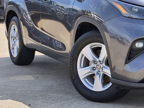 Used 2025 Toyota Highlander LE FWD image 12