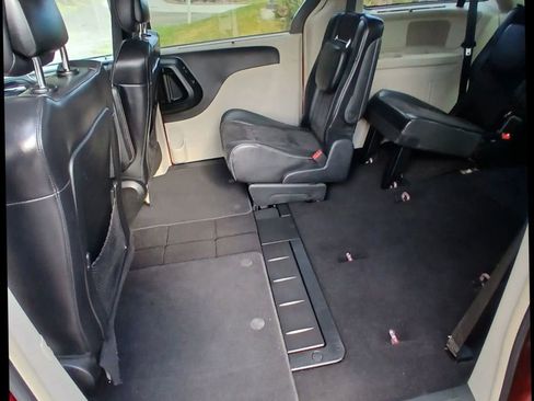 Used 2014 Chrysler Town & Country Touring-L image 9