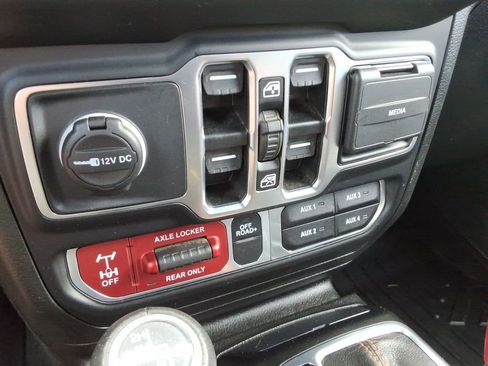 Used 2023 Jeep Gladiator Mojave w/ Cold Weather Group AWD/4WD image 33