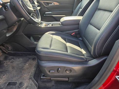 Used 2025 Chevrolet Traverse LT w/ Driver Confidence Package FWD image 10