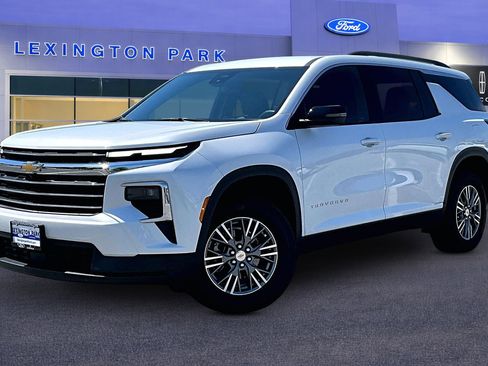 Used 2025 Chevrolet Traverse LT AWD/4WD image 3