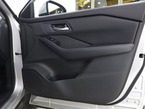 Used 2025 Nissan Rogue SV image 9