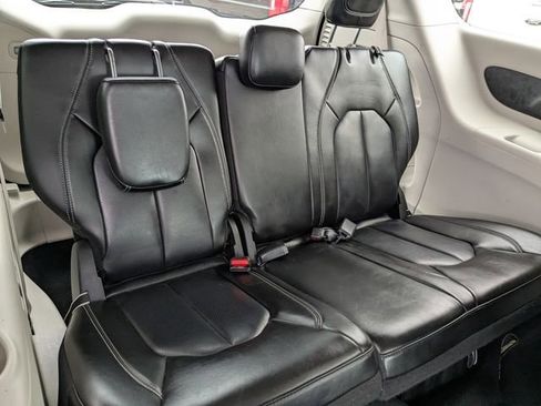 Used 2023 Chrysler Pacifica Touring-L FWD image 18
