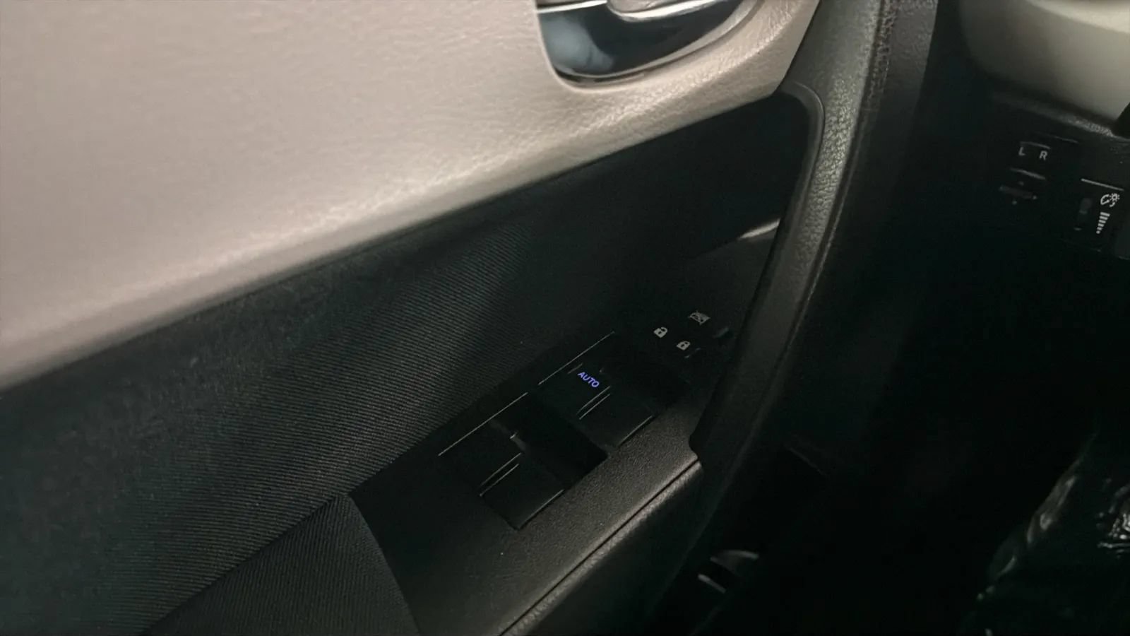 Used 2018 Toyota Corolla LE w/ Carpet Mat Package (TMS) FWD image 15