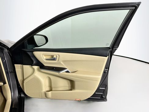 Used 2017 Toyota Camry LE w/ Moonroof Package FWD image 30