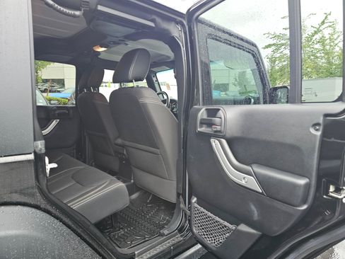 Used 2016 Jeep Wrangler Unlimited Rubicon w/ Connectivity Group AWD/4WD image 17