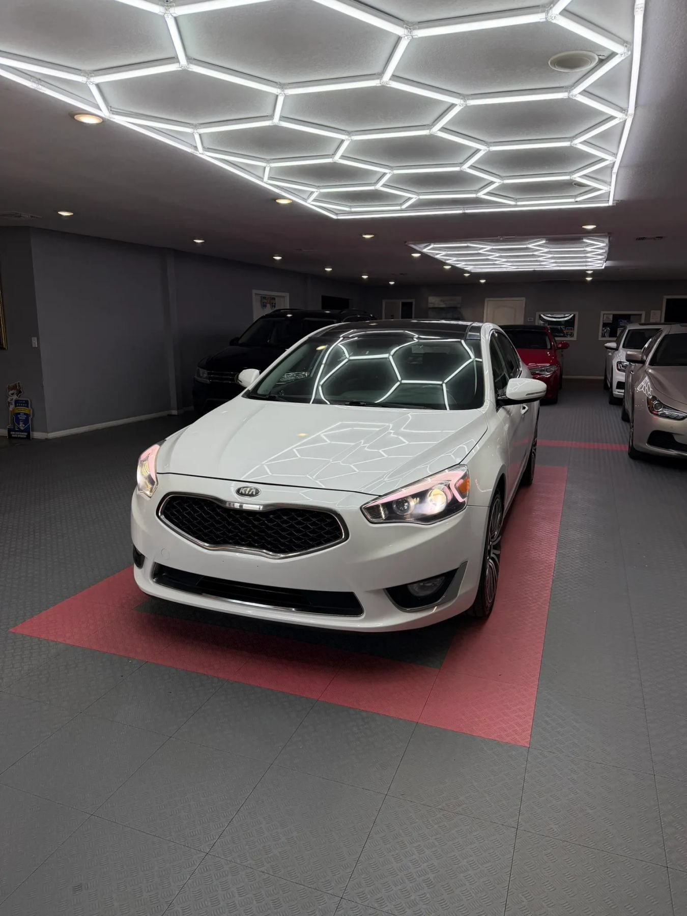 Used 2015 Kia Cadenza Premium w/ Technology Package FWD image 2