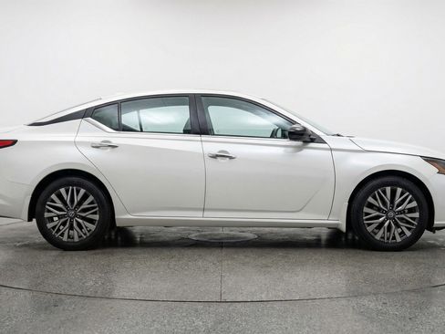 Used 2025 Nissan Altima 2.5 SV image 11