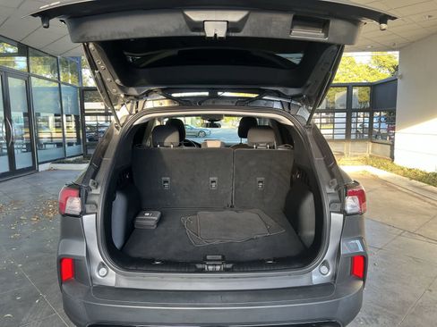 Used 2022 Ford Escape SE w/ SE Sport Appearance Package image 18