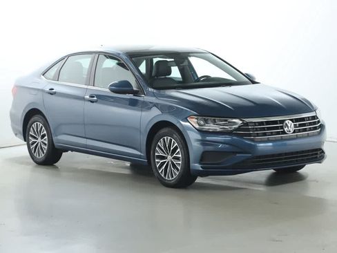 Used 2019 Volkswagen Jetta SE w/ Cold Weather Package FWD image 9