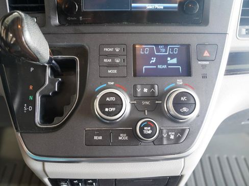 Used 2015 Toyota Sienna XLE FWD image 21