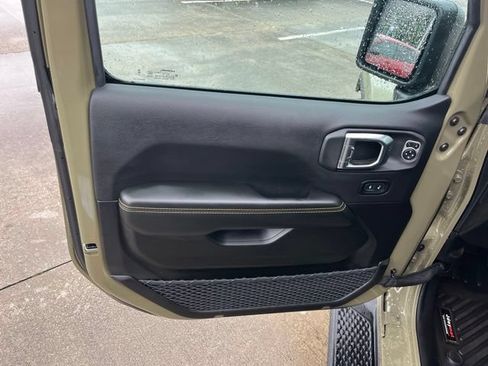 Used 2025 Jeep Gladiator Sport AWD/4WD image 12