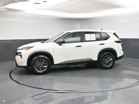 Used 2024 Nissan Rogue S image 2