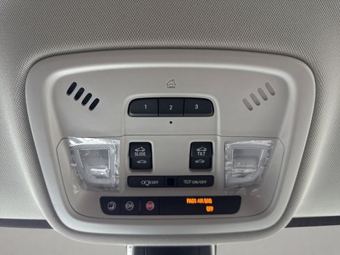 Used 2019 Chevrolet Traverse LT w/ LT Premium Package image 21