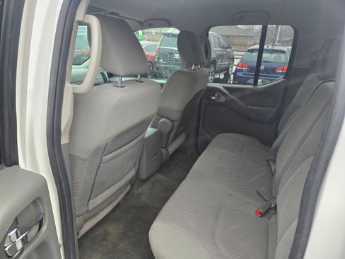 Used 2011 Nissan Frontier SV AWD/4WD image 8