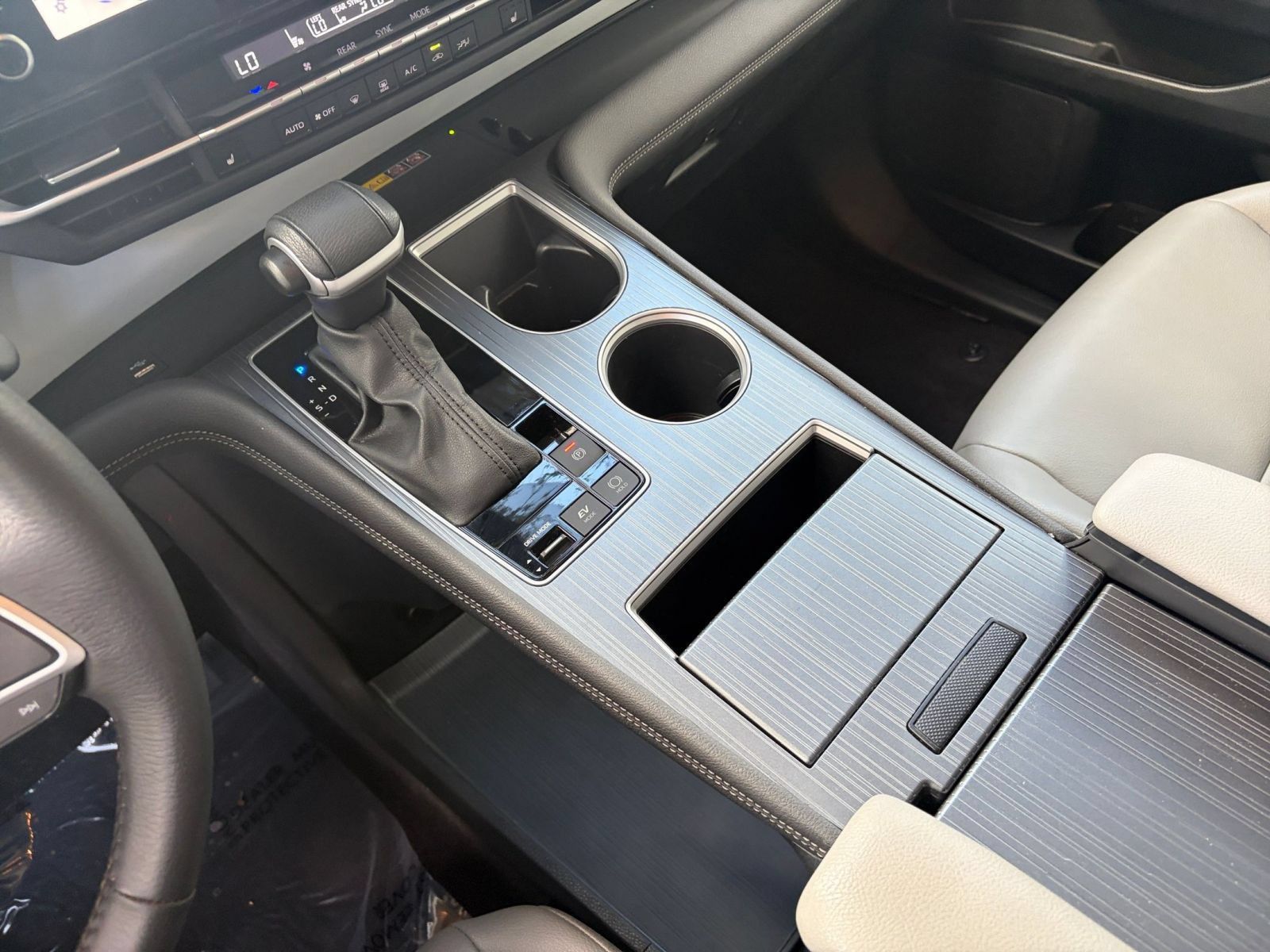 Used 2025 Toyota Sienna XLE FWD image 44