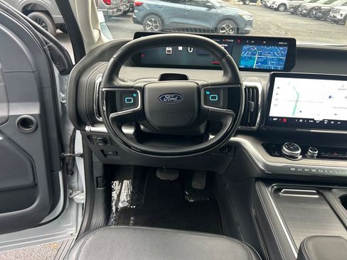 Used 2025 Ford Expedition Max Platinum AWD/4WD image 16
