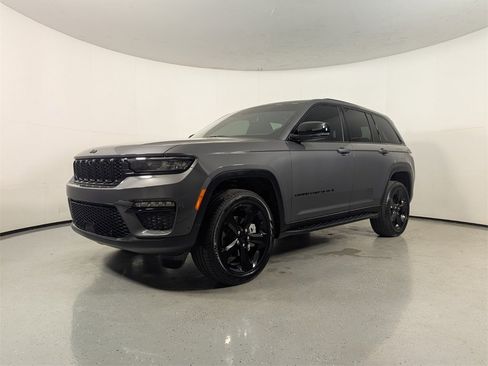 Used 2025 Jeep Grand Cherokee Limited w/ Luxury Tech Group II image 3