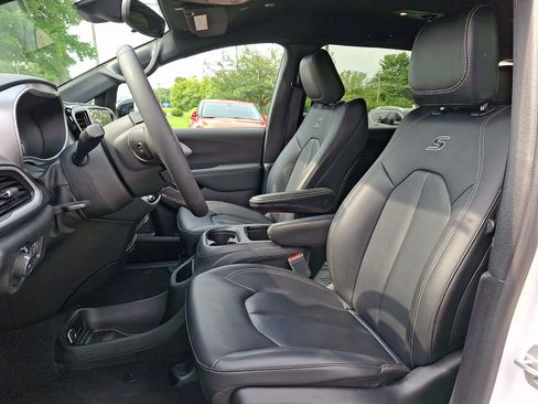 Used 2024 Chrysler Pacifica Limited FWD image 14