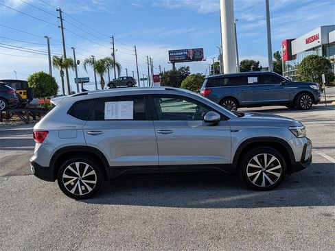 Certified 2022 Volkswagen Taos SE image 8