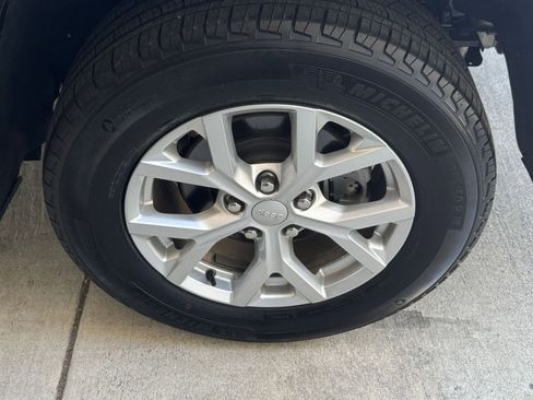 Used 2024 Jeep Grand Cherokee Limited image 30