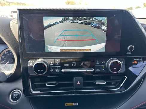 Used 2024 Toyota Highlander XSE image 12