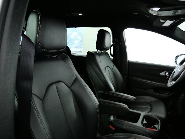 Used 2025 Chrysler Pacifica Select FWD image 11