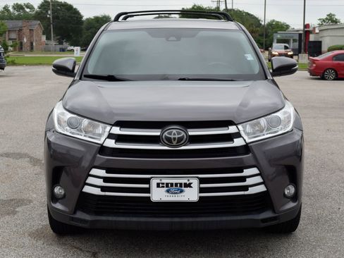 Used 2019 Toyota Highlander Plus FWD image 2