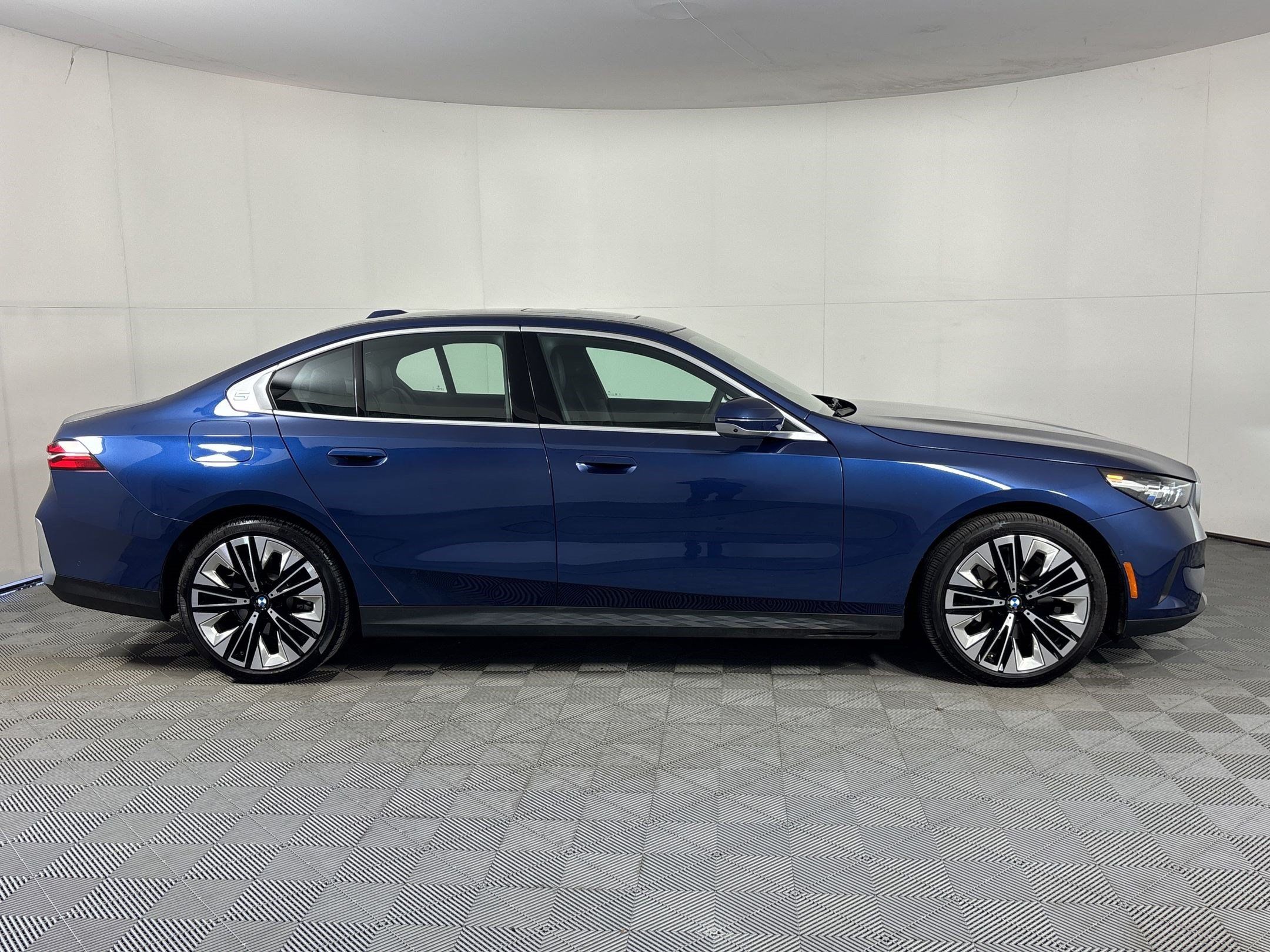 Used 2026 BMW 530i RWD image 8