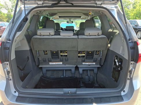 Used 2017 Toyota Sienna FWD image 26
