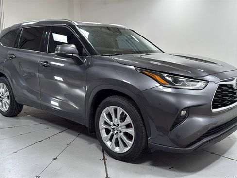Used 2023 Toyota Highlander Limited image 3