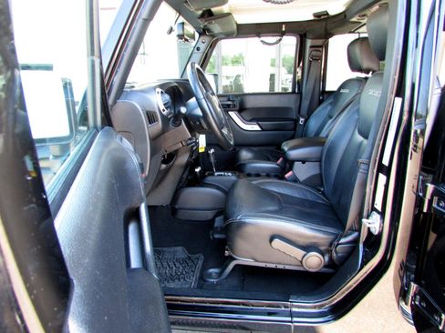 Used 2016 Jeep Wrangler Unlimited Sahara w/ Connectivity Group image 8
