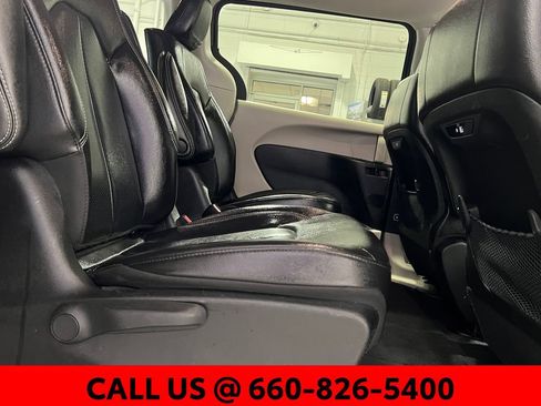 Used 2022 Chrysler Pacifica Touring-L FWD image 32