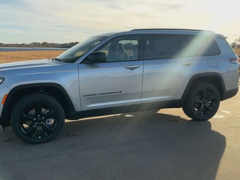 New 2025 Jeep Grand Cherokee L Altitude image 6