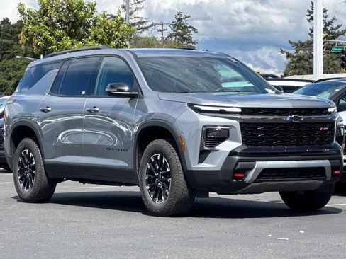 Used 2025 Chevrolet Traverse Z71 image 2