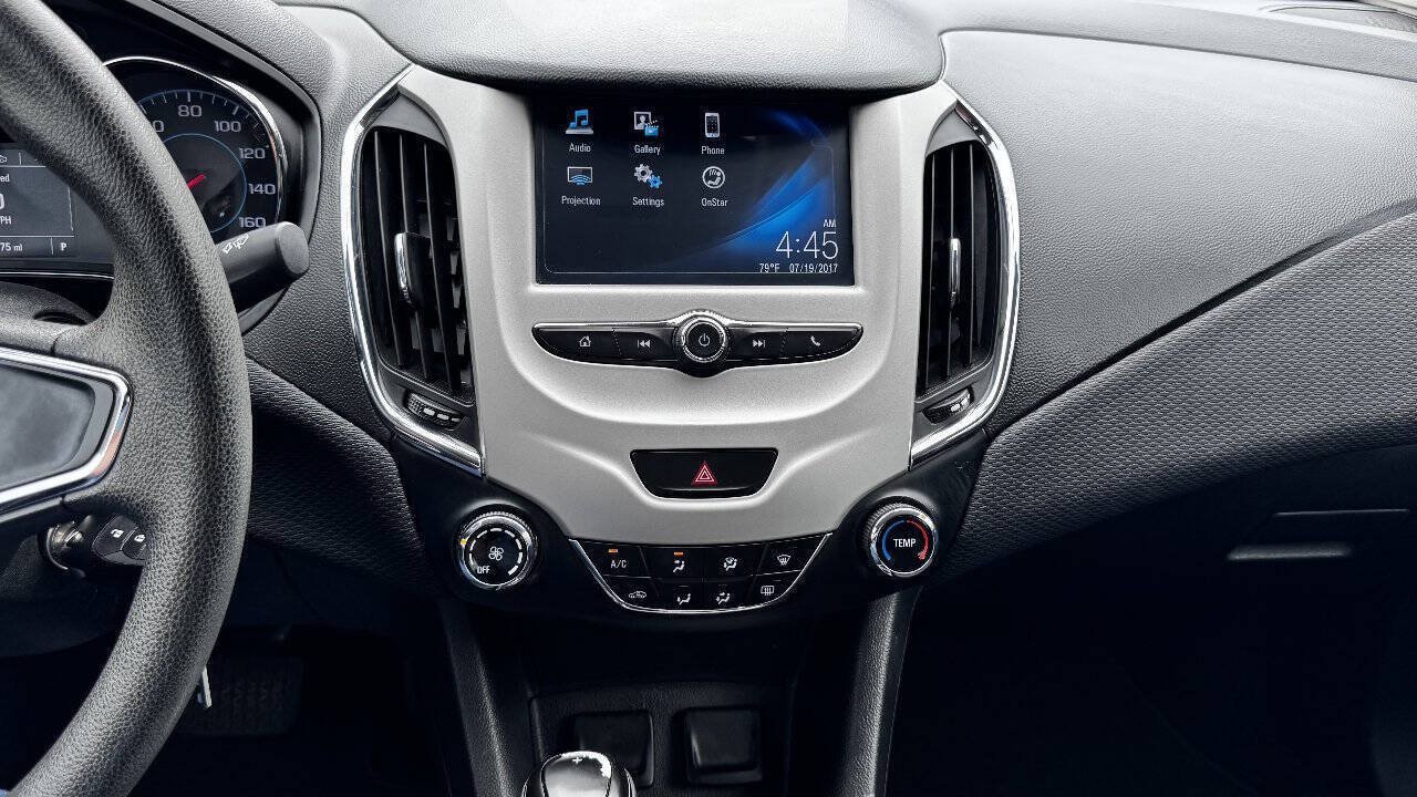 Used 2018 Chevrolet Cruze LS FWD image 17