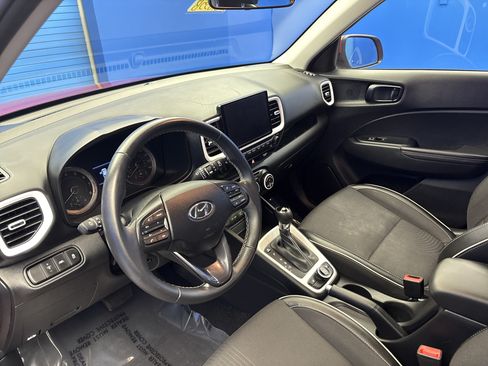 Used 2022 Hyundai Venue Limited FWD image 11