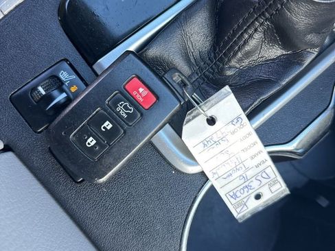 Used 2016 Toyota Highlander XLE image 32