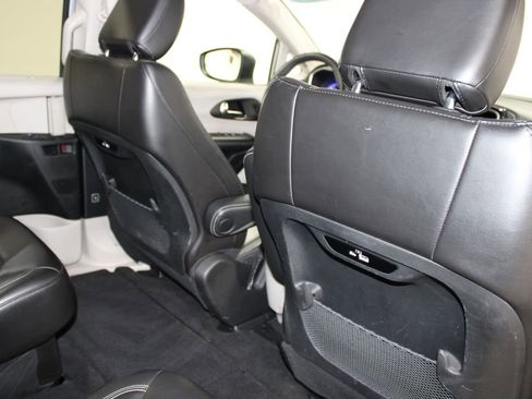 Used 2023 Chrysler Pacifica Touring-L FWD image 33